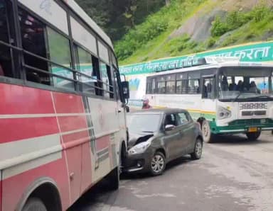 शिमला ग्रामीण: शिमला के एमएलए क्रॉसिंग के पास बस और कार की भिड़ंत, यातायात प्रभावित रहा