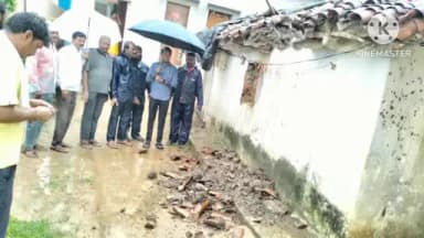 బోధన్: రెంజల్ మండలంలో కురుస్తున్న భారీ వర్షాలకు దెబ్బతిన్న ఐదు నివాసపు గృహాలు