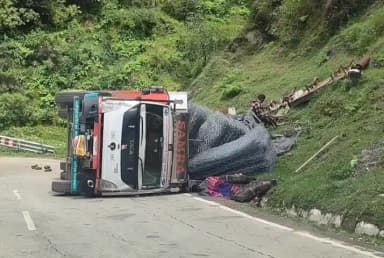 कुमारसैन: नारकंडा में बड़ा हादसा टला, एकांतबाड़ी स्टोन क्रशर के पास अनियंत्रित होकर पलटा ट्राला