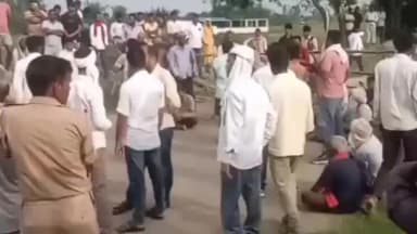 नौगढ़: विशेषश्वरपुर -भरदुआ में जमीन विवाद के चलते ग्रामीणों ने किया सड़क जाम, मौके पर पहुंची पुलिस