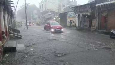 जालना: जालना शहरात पावसाने मनपाच्या स्वच्छता व्यवस्थेची पोलखोल!
शनी मंदिर ते टाऊन हॉल रस्त्याला तलावाचे स्वरूप; नाल्यांचे घाण