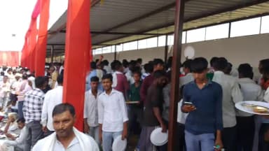 सहसवान आज माननीय मुख्यमंत्री अखिलेश यादव जी आए हैं फूल माला पहनकर स्वागत किया गया है जनसेना काफी बड़ा है
