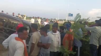 सवायजपुर: तेज रफ्तार का कहर: गंगा एक्सप्रेसवे पर कई बार पलटी स्कॉर्पियो, बेंगलुरु निवासी चालक की हुई मौत