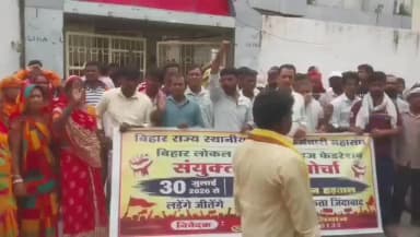 सिवान: सिवान नगर परिषद के कर्मचारियों ने अनिश्चितकालीन हड़ताल शुरू की