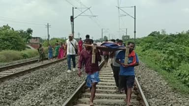 बारसोई: कालीबाड़ी गांव में सड़क नहीं, लोग खटिया पर अंतिम यात्रा करने को मजबूर; वर्षों से झेल रहे परेशानी