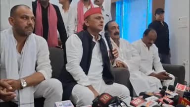 सहसवान: दहगवाँ के राव फार्म हाउस पर प्रेस कांफ्रेंस के दौरान सपा के राष्ट्रीय अध्यक्ष अखिलेश यादव