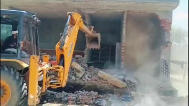 हसनपुर: सैद नगली क्षेत्र के कस्बा ढक्का में सरकारी जमीन पर चला बुलडोजर, कई मकान ध्वस्त, परिवारों में मचा हाहाकार