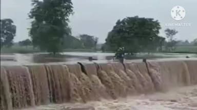 मुलताई: मुलताई क्षेत्र में बीती रात से बारिश, दाल नदी की पुलिया पर लोग जान जोखिम में डालकर कर रहे पार