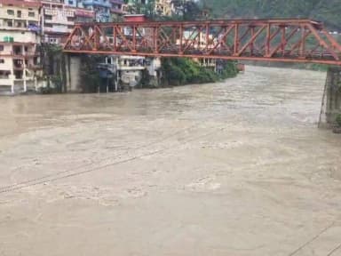 रुद्रप्रयाग: केदारनाथ यात्रा बंद: भारी भूस्खलन और बोल्डर गिरने से रास्ता पूरी तरह बंद