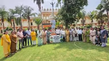 टीकमगढ़: परिषद बैठक के बाद जनप्रतिनिधियों ने लिया हरियाली का संकल्प, अमृत हरित महाअभियान में किया पौधारोपण