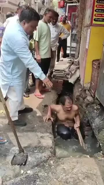 न्यू अशोक नगर पार्षद संजीव सिंह नाले में सफाई कर्मी को काम करते देख ठेकेदार पर भड़के