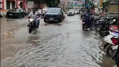 रतलाम नगर: सावन के पहले ही दिन झमाझम बारिश, गर्मी और उमस से मिली राहत; दो बत्ती पर भरा पानी।