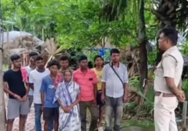 শ্যামপুর ১: নিরাপদ গ্রাম গড়তে জনসংযোগ কর্মসূচি গড়চুমুক ফাঁড়ির পুলিশ আধিকারিক দের