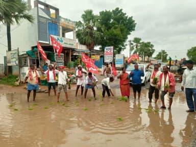 రఘునాథపల్లె: జనగామలో కాంచనపల్లి రోడ్డుపై వర్షపు నీటితో రాకపోక తీవ్ర అంతరాయం
