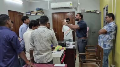 ইটাহার: সরকারি টাকা তছরুপ ও আত্মসাৎ এর অভিযোগ তুলে ইটাহার বিডিও অফিসে BDO ও বড়বাবুকে ঘিরে বিক্ষোভ বিজেপির