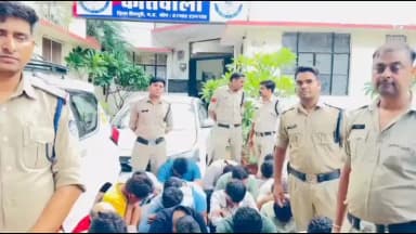 शिवपुरी नगर: भजन होटल में अंतरराज्यीय जुआ फड़ पर पुलिस का छापा, 17 जुआरी गिरफ्तार, ₹45.15 लाख का मशरूका जब्त
