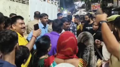 रसूलाबाद: असालत गंज इंडेन गैस एजेंसी के समीप सड़क हादसे में दो चचेरे भाइयों की मौत के बाद परिजनों ने शव रखकर लगाया जाम