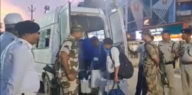 पटना ग्रामीण: मतदान खत्म होने के बाद सील EVM को AN कॉलेज पहुंचाया जा रहा, सुरक्षा के कड़े इंतजाम