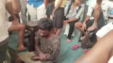 पातेपुर: पातेपुर बाजार में टावर से सामान चोरी करते चोर को लोगों ने पकड़ा, की पिटाई; जुटी भारी भीड़