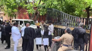 கள்ளக்குறிச்சி: கள்ளக்குறிச்சி ஒருங்கிணைந்த நீதிமன்ற அவலாகத்திற்குள் காவல்துறையினரை நுழைய விடாமல் தடுத்து நிறுத்தி வழக்கறிஞர்கள் போராட்டம்
