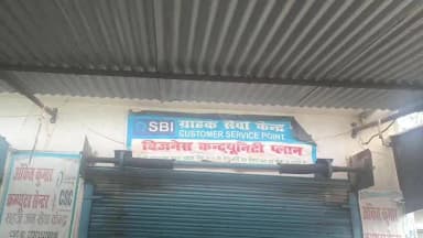 नवाबगंज: तकिया चौराहे पर तीन दुकानों के शटर तोड़कर चोरी, CCTV कैमरे भी तोड़े गए, मौके पर पहुंची पुलिस जांच में जुटी