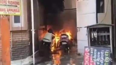 जोधपुर: जोधपुर में इलेक्ट्रिक स्कूटी चार्जिंग के दौरान लगी आग, 8 गाड़ियां जलीं; शॉर्ट सर्किट से हादसे की आशंका