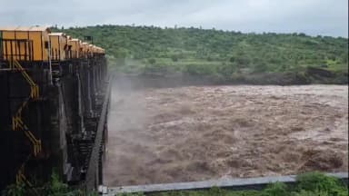 शिरपूर: अनेर धरणाचे १० दरवाजे उघडले; नदीपात्रात ४५ हजार क्युसेक्सचा विसर्ग, काठच्या गावांना सतर्कतेचा इशारा!