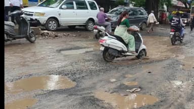आर्वी: आर्वीतील बसस्थानक पुलावरील खड्डे जीवघेणे; अपघाताची वाट पाहतोय का बांधकाम विभाग?
