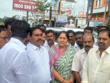 మహబూబాబాద్: హనుమకొండలో పెద్ది సుదర్శన్ రెడ్డి గారి పార్థివ దేహానికి ఘన నివాళులు