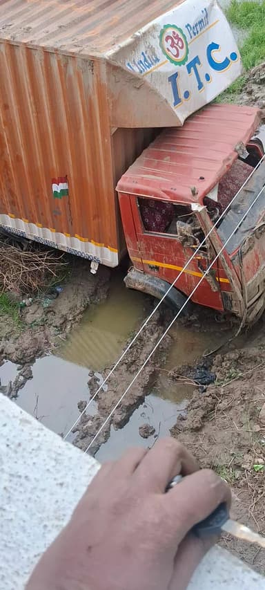karouta mandir ke samip patna ki taraf jane wali highway 4 lane par truck contenar ka Bishan दुर्घटना huyi Kal rat ko
