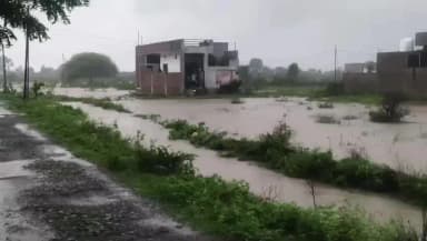 नांदगाव खंडेश्वर: शहरासह तालुक्यात ढगफुटी सदृश्य पाऊस
घरांमध्ये शिरले पाणी; अनेक रस्ते जलमय, जनजीवन विस्कळीत