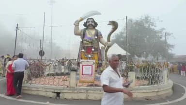 ಮೈಸೂರು: ಮೂರನೇ ಆಷಾಢ ಶುಕ್ರವಾರದ ಹಿನ್ನೆಲೆ ಮಹಾಲಕ್ಷ್ಮಿ ಅಲಂಕಾರದಲ್ಲಿ ಕಂಗೊಳಿಸಿದ ತಾಯಿ ಚಾಮುಂಡೇಶ್ವರಿ