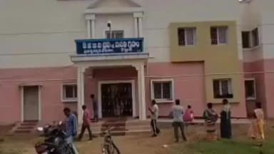పాతపట్నం: కొత్తూరులోని టైప్-4 కేజీబీవీ వసతి గృహంలో ప్రభుత్వ జూ.కళాశాలలో ఇంటర్ ఫస్ట్ ఇయర్ బైపీసీ చదువుతున్న సవర పూజిత ఆత్మహత్య