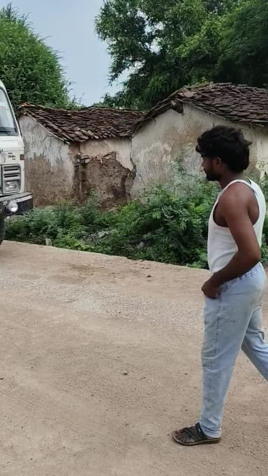 Mahoba jila City Charkhari ilaka rupnagar Jo men road pass hua tha uske upar Janwar ko truck wale roj maarte the aur ruk