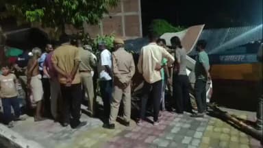 हमीरपुर: सुमेरपुर कस्बे में श्रद्धालुओं की कार दुकान में घुसी, चार बच्चों सहित नौ लोग सुरक्षित, चालक को नींद आने से हुआ हादसा
