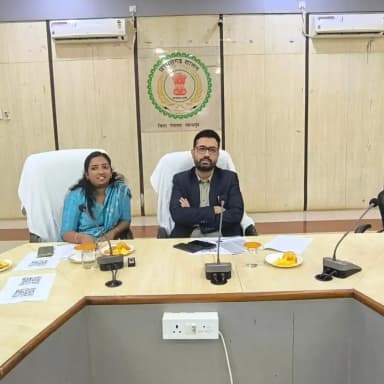 महासमुन्द में डिजिटल गवर्नेंस की नई पहल — 'नीति तारा' से योजनाओं की जानकारी पहुंचेगी हर गांव तक
कलेक्टर श्री विनय कुमार लंगेह की उपस्थिति में जिला पंचायत सभाकक्ष में नीति आयोग की अत्याधुनिक 'नीति तारा' (Toolkit for Analysis, Review and Action) स्मार्ट प्रोजेक्शन डिवाइस का प्रदर्शन एवं प्रशिक्षण आयोजित किया गया।
इस तकनीक के माध्यम से अब आकांक्षी विकासखंडों, चिन्हांकित ग्रामों और दूरस्थ क्षेत्रों तक केंद्र एवं राज्य सरकार की योजनाओं, प्रशिक्षण सामग्री और जनजागरूकता संबंधी जानकारी प्रभावी ढंग से पहुंचाई जाएगी। यह पहल डिजिटल सशक्तिकरण, सुशासन और अंतिम व्यक्ति तक योजनाओं की पहुंच सुनिश्चित करने की दिशा में महत्वपूर्ण कदम है।
NITIAayog #NitiTara #DigitalGovernance #chhattisgarh #mahasamund