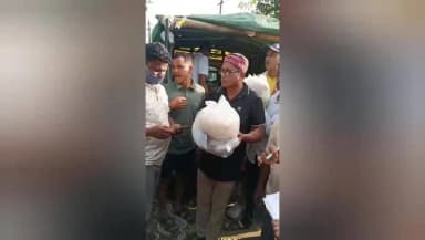 উত্তৰ লক্ষীমপুৰ: বাধাকৰা বাসীৰ উদ্যোগত শিৱসাগৰ,চৰাইদেউ আৰু সোণাৰীৰ বানপীড়িত ৰাইজলৈ বান সাহায্য