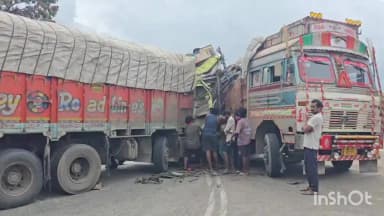 जशपुर: लोरो घाट में भीषण सड़क हादसा: आमने-सामने भिड़े दो ट्रक, कोयला लदे ट्रक का चालक केबिन में फंसा, रेस्क्यू जारी