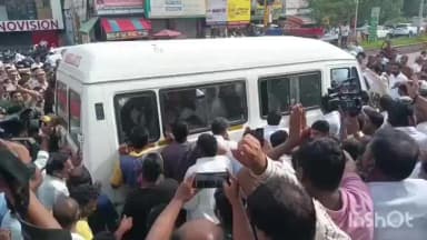 హనుమకొండ: అమరవీరుల స్తూపం వద్దకు పెద్ది సుదర్శన్ రెడ్డి భౌతిక కాయాన్ని తీసుకువచ్చారు