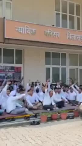 जगाधरी: बिलासपुर कोर्ट के बाहर वकीलों ने आज सरकार की LADC पॉलिसी के विरोध में धरना दिया