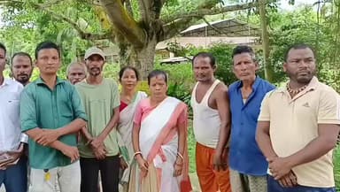 ঢেকিয়াজুলি ভাগ: উজনি অসমৰ বানাক্ৰান্ত ৰাইজলৈ সাহাৰ্য্য আগবঢ়ালে শিঙৰী চাহ বাগিছাৰ শ্ৰমিক ৰাইজে