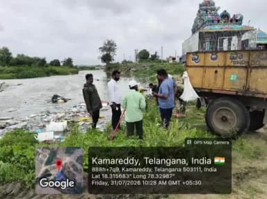 కామారెడ్డి: కామారెడ్డి పెద్ద చెరువు మత్తడి వద్ద వ్యర్థ పదార్థాలను మున్సిపల్ సిబ్బందితో తొలగించిన కౌన్సిలర్ బండారి నరేందర్ రెడ్డి