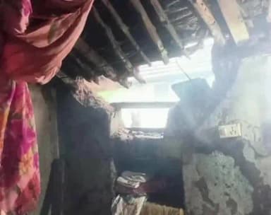 భిక్కనూర్: బస్వాపూర్ గ్రామంలో కురుస్తున్న భారీ వర్షాల కారణంగా ఇల్లు కూలి ప్రాణనాష్టం తప్పింది