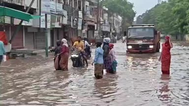 ભરૂચ: ભરૂચના સેવાશ્રમ રોડ ઉપર વરસાદી પાણી ભરાઈ જતા માર્ગ બંધ કરવામાં આવ્યો છે.