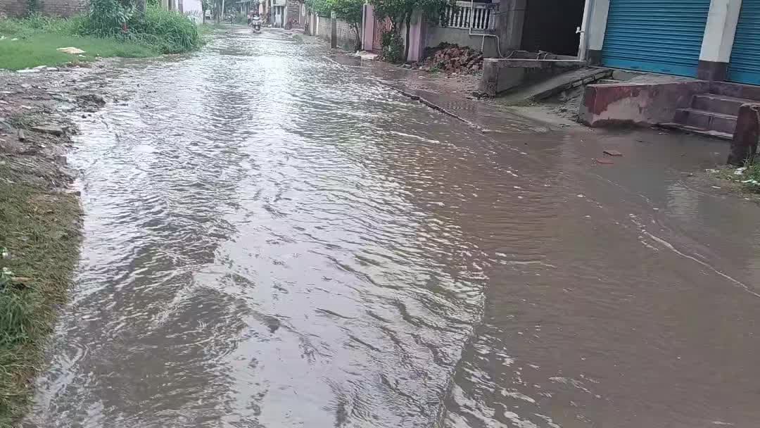 विकास के दावों की पोल खोलती वैशाली के बिदुपुर बाजार की यह तस्वीर हमारे सिस्टम और जिम्मेदार ठेकेदारों की लापरवाही का सच
