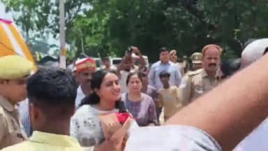 महमूदाबाद: सेमरी में गूंजा जल अर्पण-2026, मंत्री ने महिलाओं से पेयजल आपूर्ति का हाल जाना