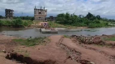 ఖానాపూర్: ఖానాపూర్ పట్టణంలోని మైనారిటీ వసతి గృహానికి వెళ్లే మార్గంలో భారీ వర్షాల కారణంగా దెబ్బతిన్న రహదారిని పరిశీలించిన కలెక్టర్