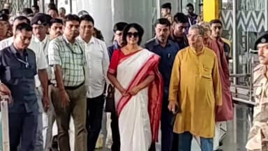 রাজারহাট: প্রায় দু’দশক পর কলকাতায় তসলিমা নাসরিন, দমদম বিমানবন্দরে আবেগঘন অভ্যর্থনা