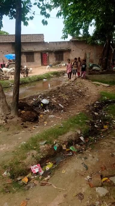 तारनपुर जिला सीतापुर तहसील लहरपुर गांव का नाम मालनपुर बहुत ज्यादा रास्ता खराब है जिसकी वजह से स्कूली बच्चे भी परेशान हैं