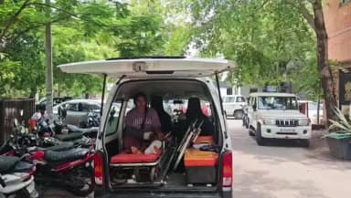 भीलवाड़ा: पति पर जानलेवा हमले का आरोप, महिला ने एसपी से निष्पक्ष जांच और आरोपी की गिरफ्तारी की गुहार लगाई, एंबुलेंस से पहुंची
